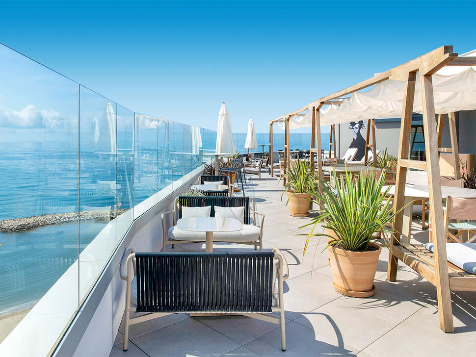Ein Foto von der Terrasse im ME Sitges Terramar