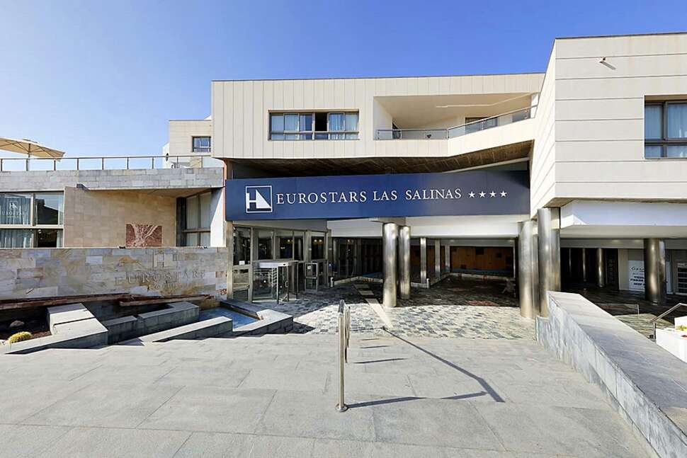 Een foto van de buitenkant van Eurostars Las Salinas