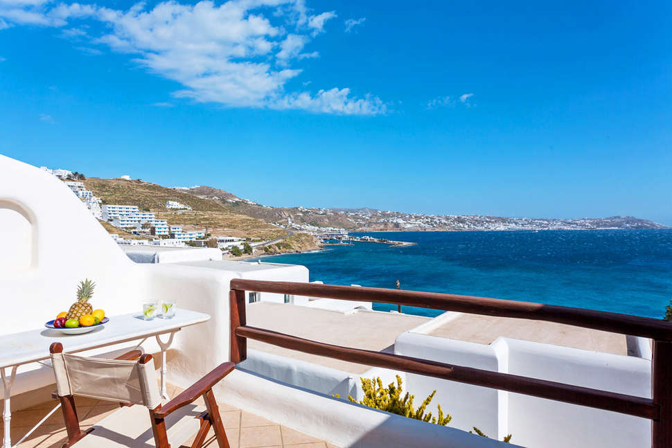 Een foto van het terras bij Mykonos Princess Hotel