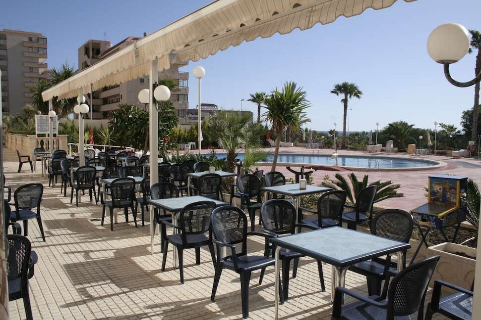 Een foto van het terras bij Hotel Playas de Torrevieja