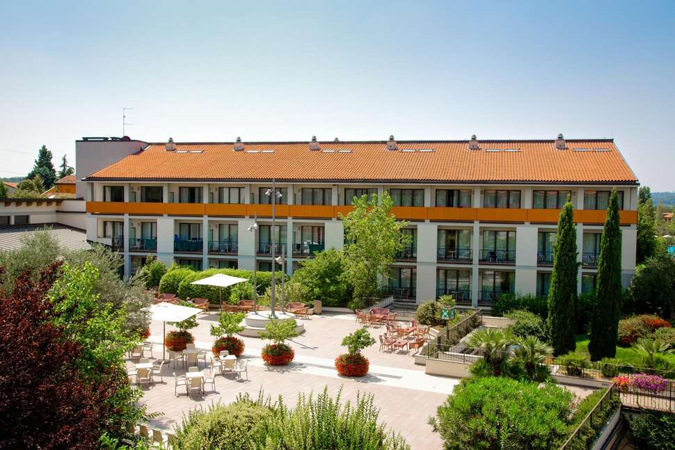Een foto van het terras bij Parc Hotel