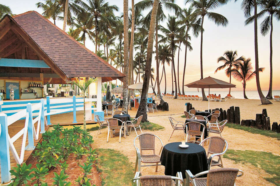 Een foto van het terras bij Viva Wyndham V Samana