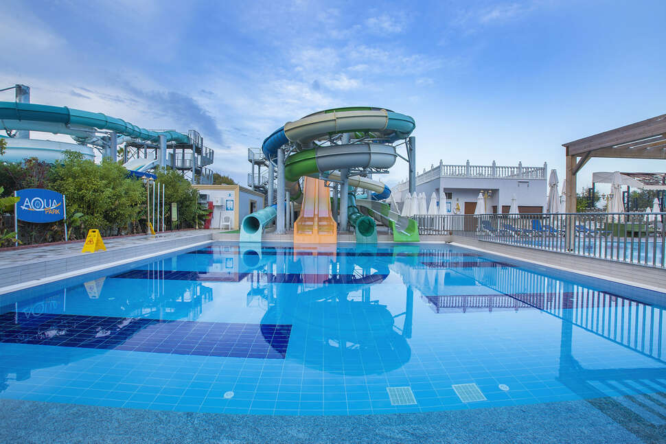 Een foto van het zwembad bij J'adore Deluxe Hotel & Spa