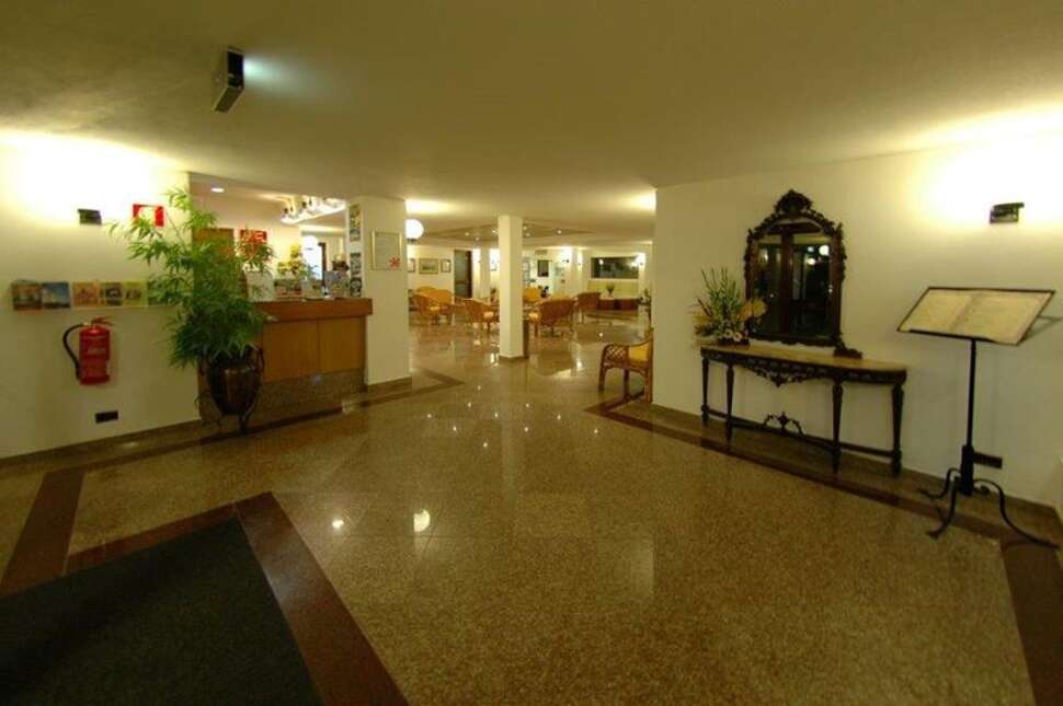 Een foto van het interieur van Aparthotel do Golfe