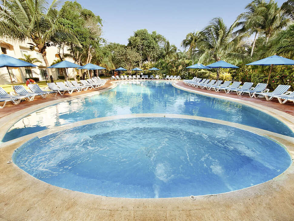 Een foto van het zwembad bij Viva Wyndham Maya