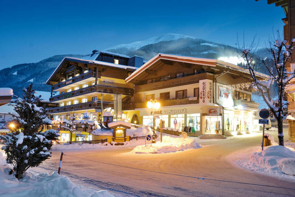 Een foto van de buitenkant van Hotel Gollinger Hof