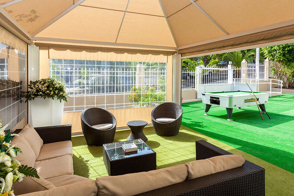 Een foto van het terras bij Aparthotel Dragos del Norte