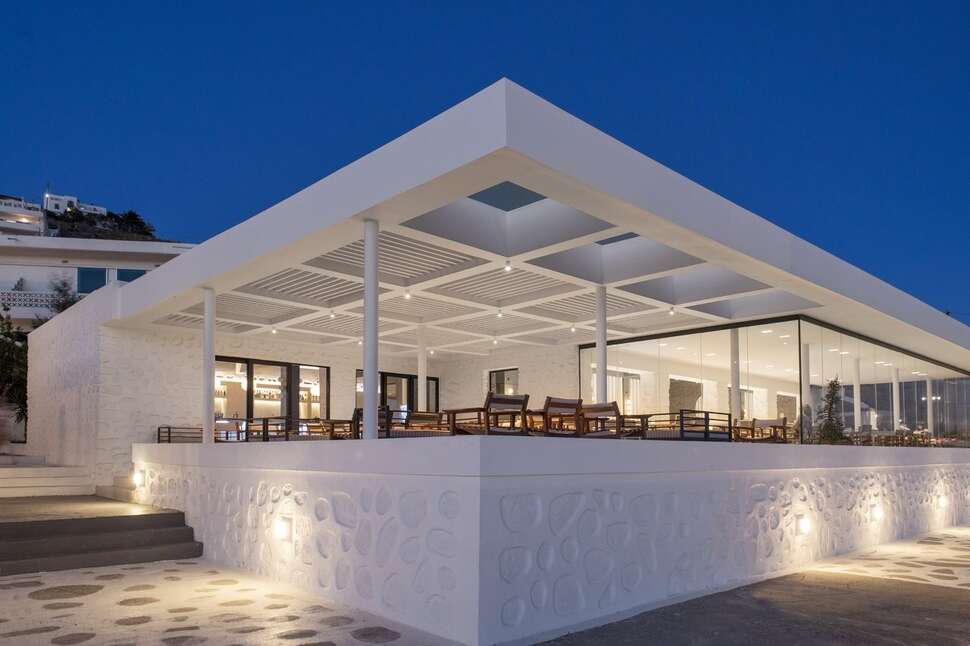 Een foto van het terras bij The Alkistis Hotel