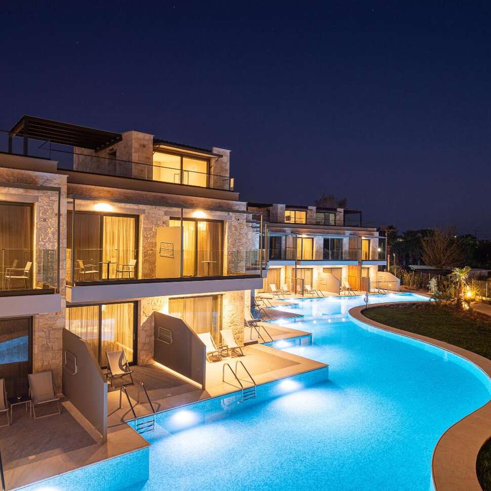 Een foto van het zwembad bij Portes Lithos Luxury Resort