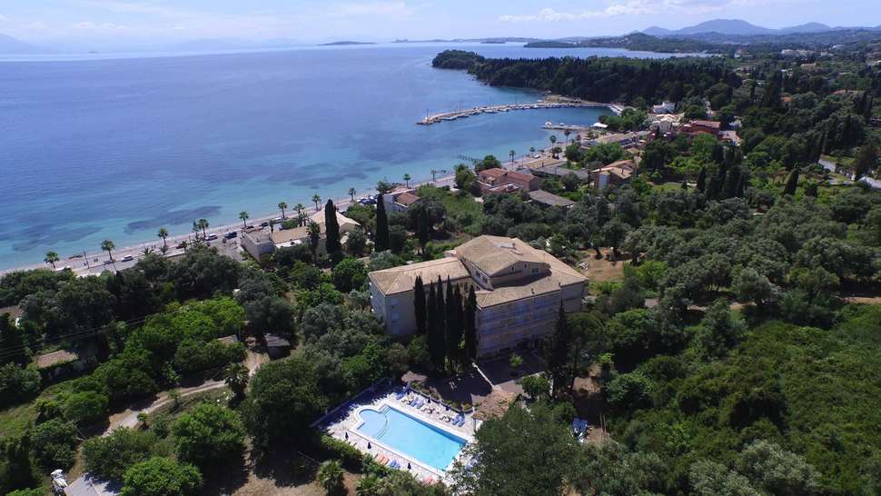 Ein Foto vom Pool im Ipsos Beach Hotel
