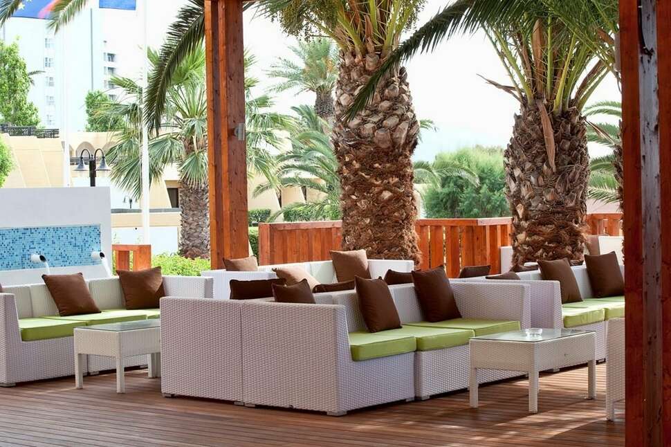 Een foto van het terras bij Sol Cosmopolitan Rhodes