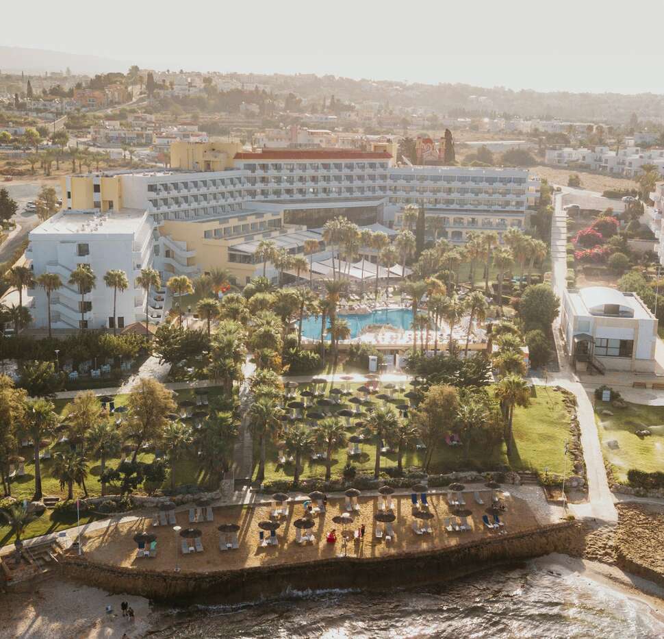 Een foto van het zwembad bij St. George Hotel Spa & Beach Resort