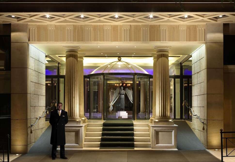 Een foto van de buitenkant van Hotel Royal Olympic