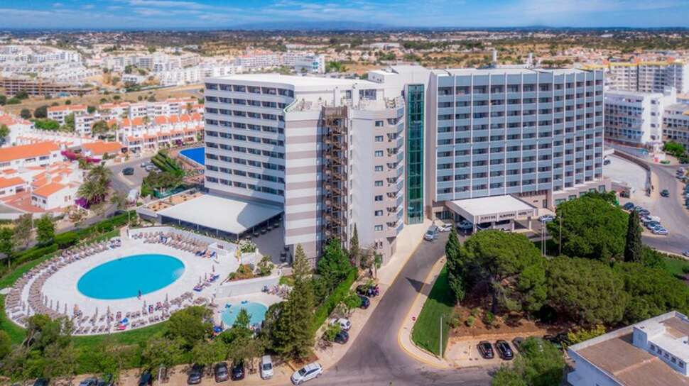 Een foto van de buitenkant van Jupiter Albufeira Hotel