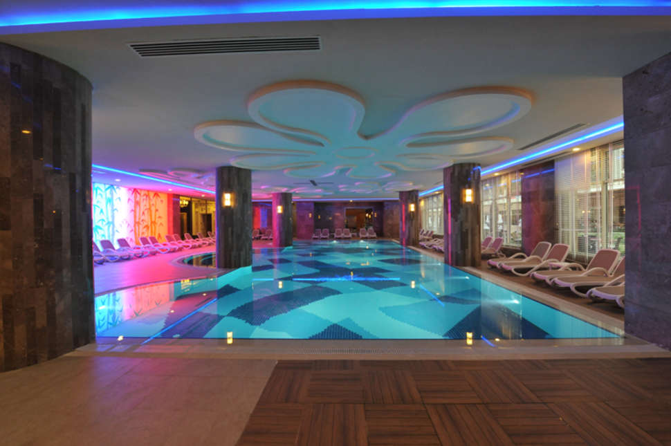 Een foto van het zwembad bij Kirman Hotels Belazur Resort & Spa