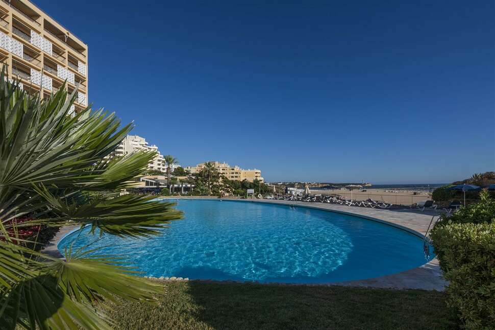 Een foto van het zwembad bij Algarve Casino Hotel