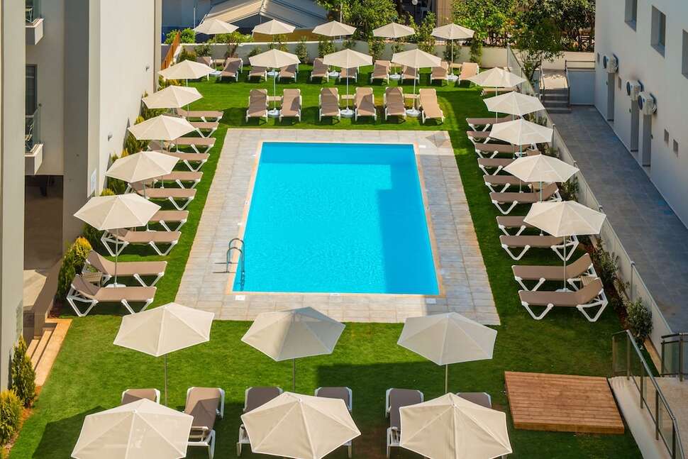 Een foto van het zwembad bij City Green Hotel