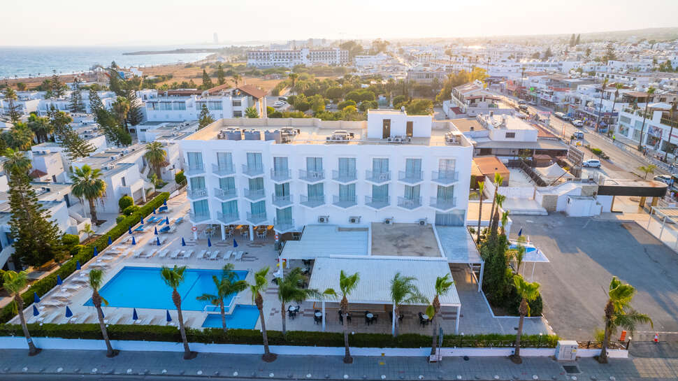 Een foto van het zwembad bij Napa Jay Hotel