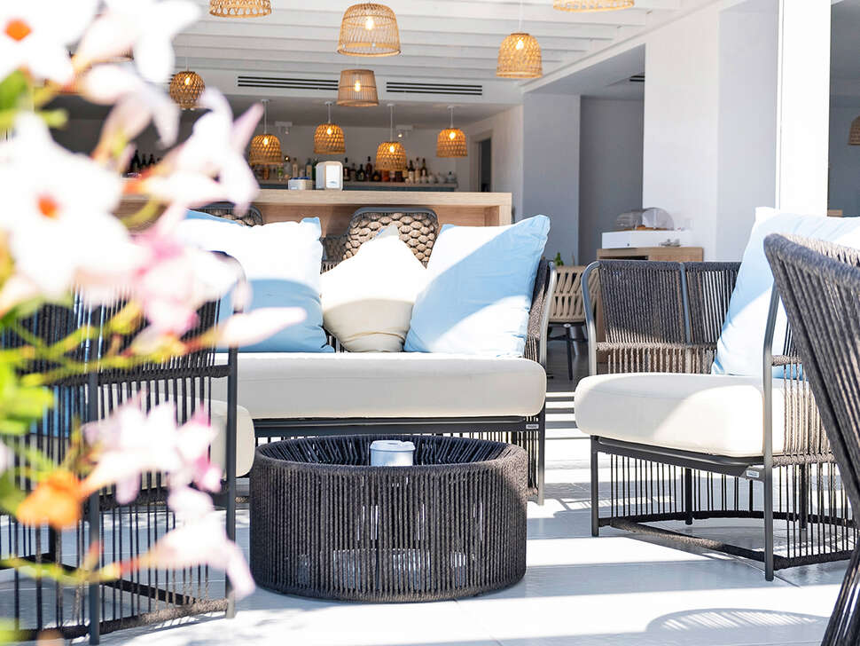 Een foto van het terras bij Hotel Blumarea