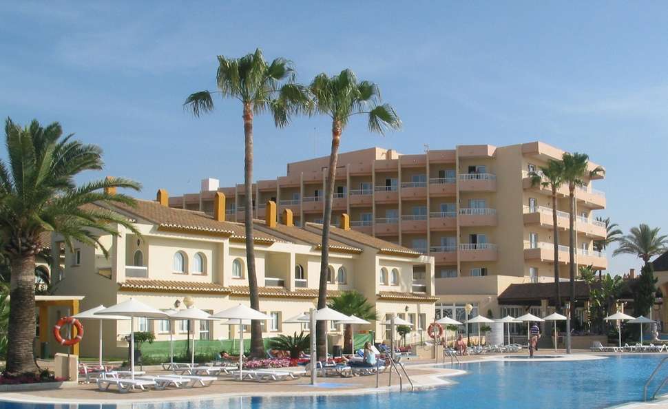 Een foto van het zwembad bij Occidental Torremolinos Playa
