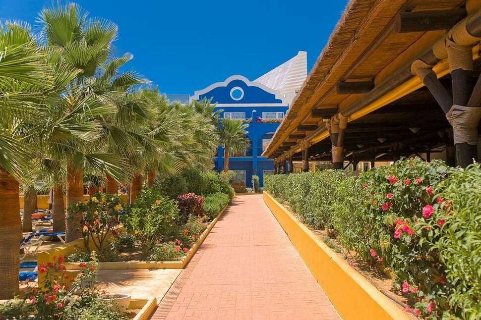Een foto van het terras bij Playaballena Hotel