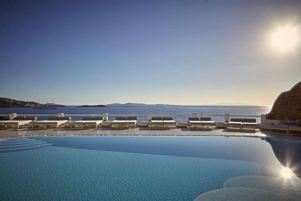 Een foto van het zwembad bij Kouros Hotel & Suites