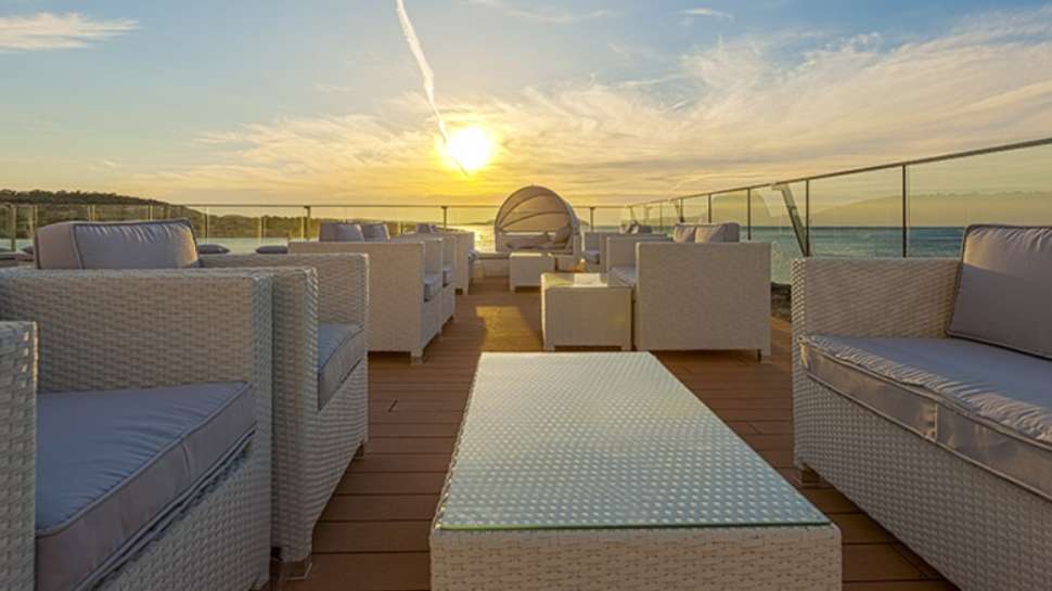 Een foto van het terras bij Sirenis Seaview Country Club
