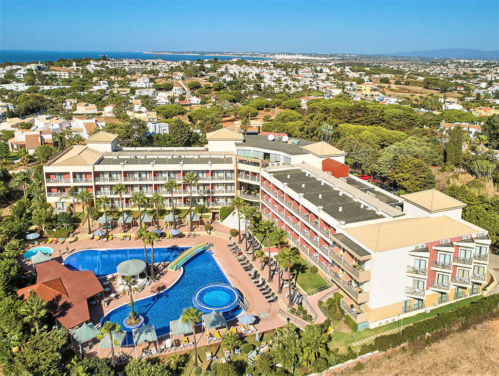 Ein Foto von der Außenansicht des Hotel Baia Grande