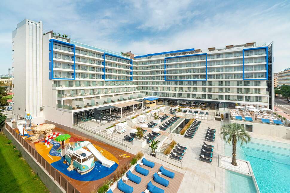 Ein Foto von der Außenansicht des L'Azure Hotel