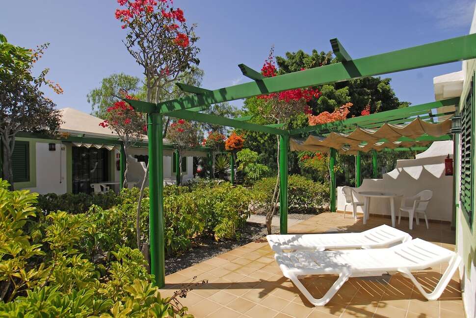 Een foto van het terras bij Cordial Sandy Golf Bungalows