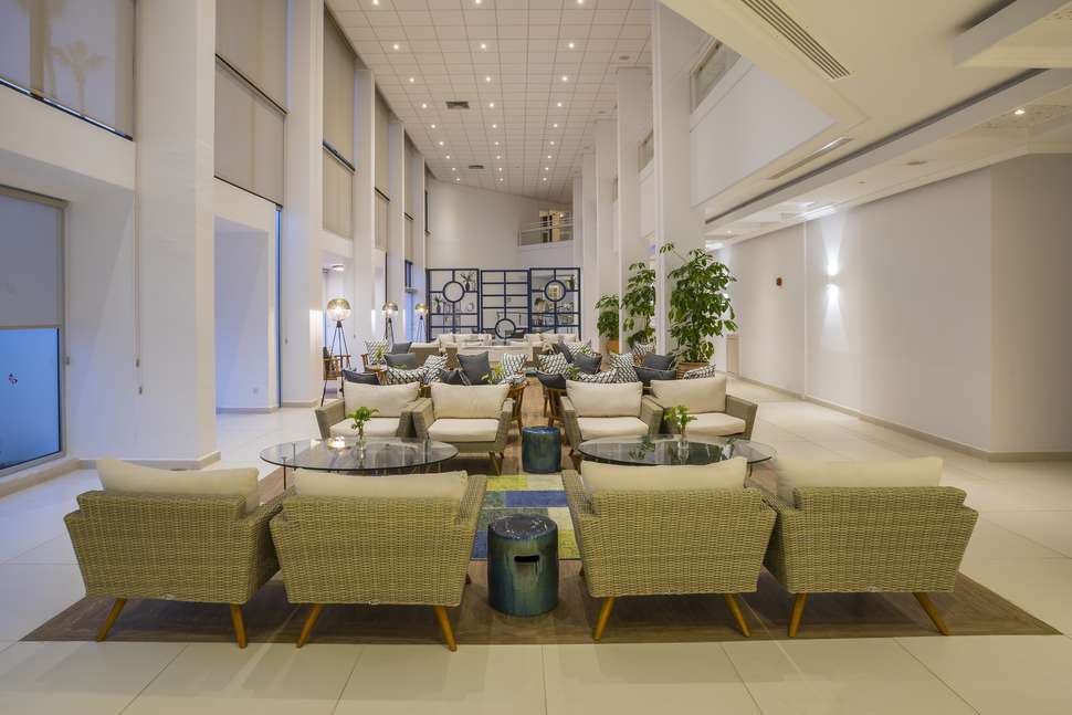 Een foto van het interieur van Leonardo Plaza Cypria Maris Beach Hotel & Spa