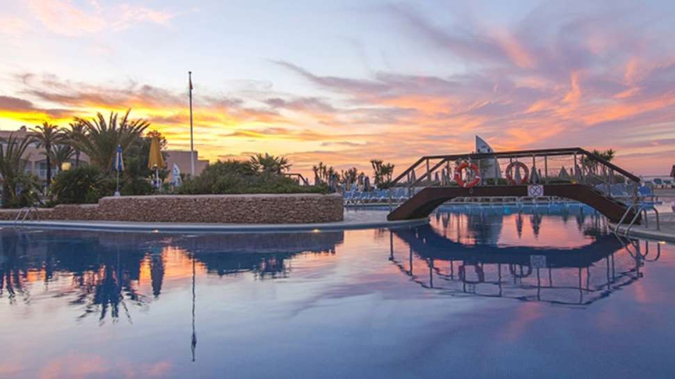 Een foto van het zwembad bij Sirenis Seaview Country Club