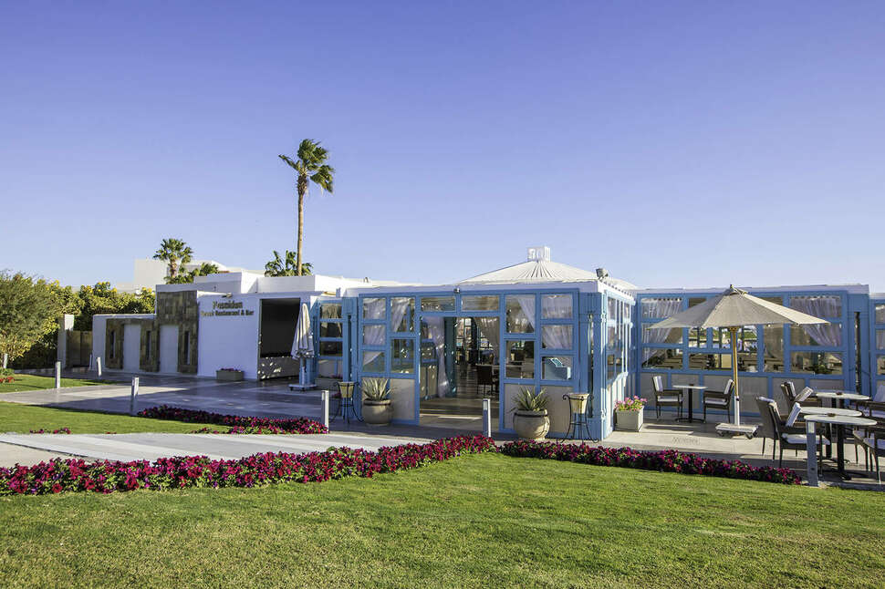 Een foto van de buitenkant van Sunrise Crystal Bay Resort