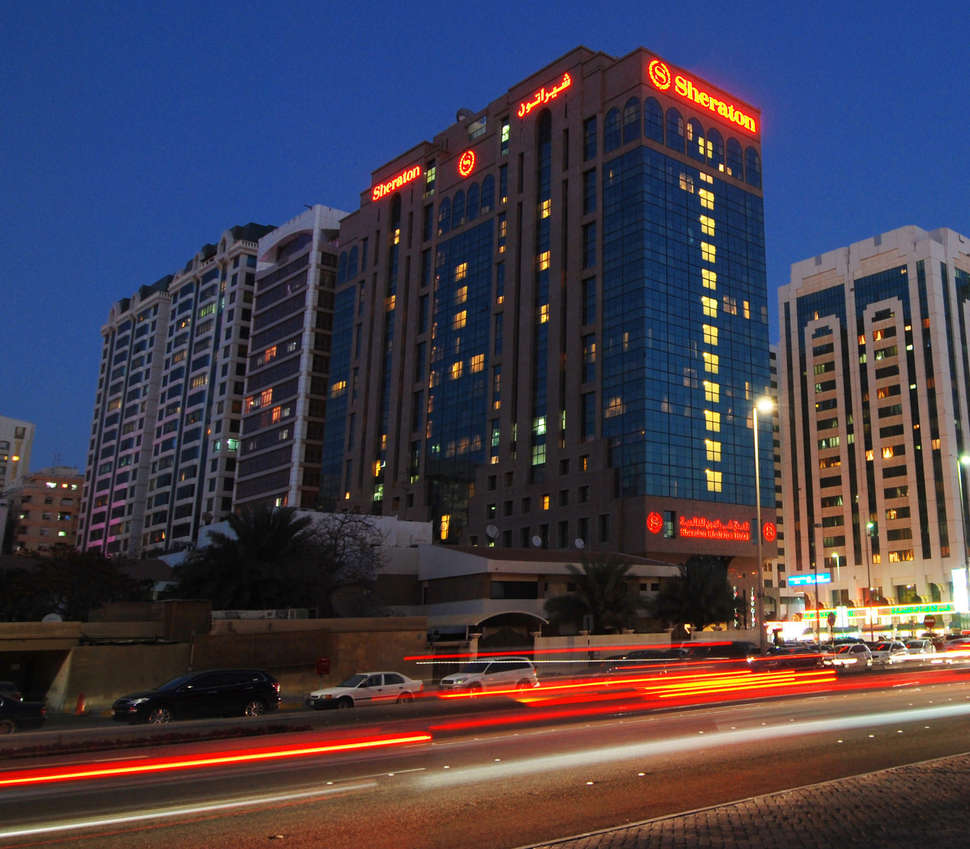 Een foto van de buitenkant van Sheraton Khalidiya Hotel