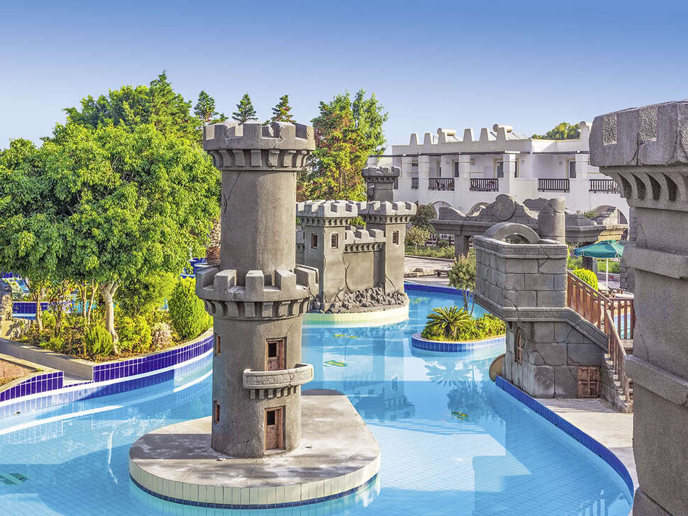 Een foto van het zwembad bij Gaia Royal Hotel