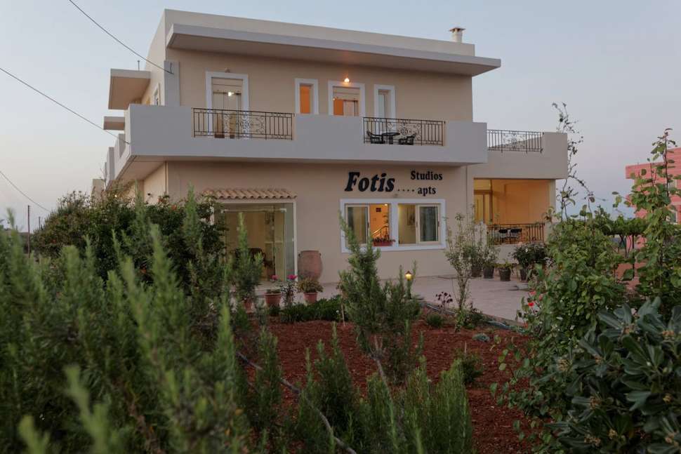 Een foto van de buitenkant van Fotis Studios & Appartementen