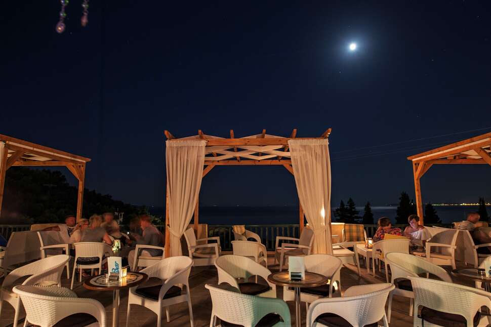 Een foto van het terras bij Corfu Aquamarine Hotel