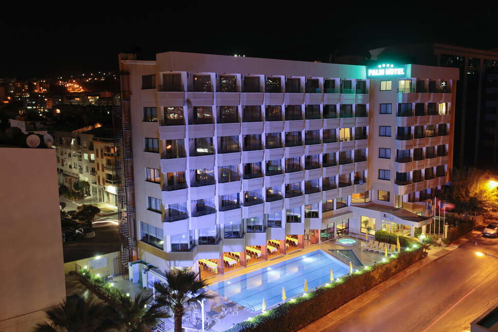 Een foto van het zwembad bij Palm Hotel