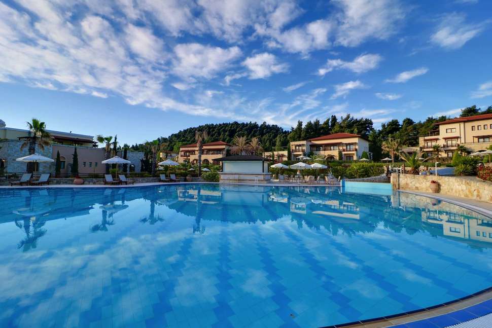 Een foto van het zwembad bij Hotel Aegean Melathron Thalasso & Spa