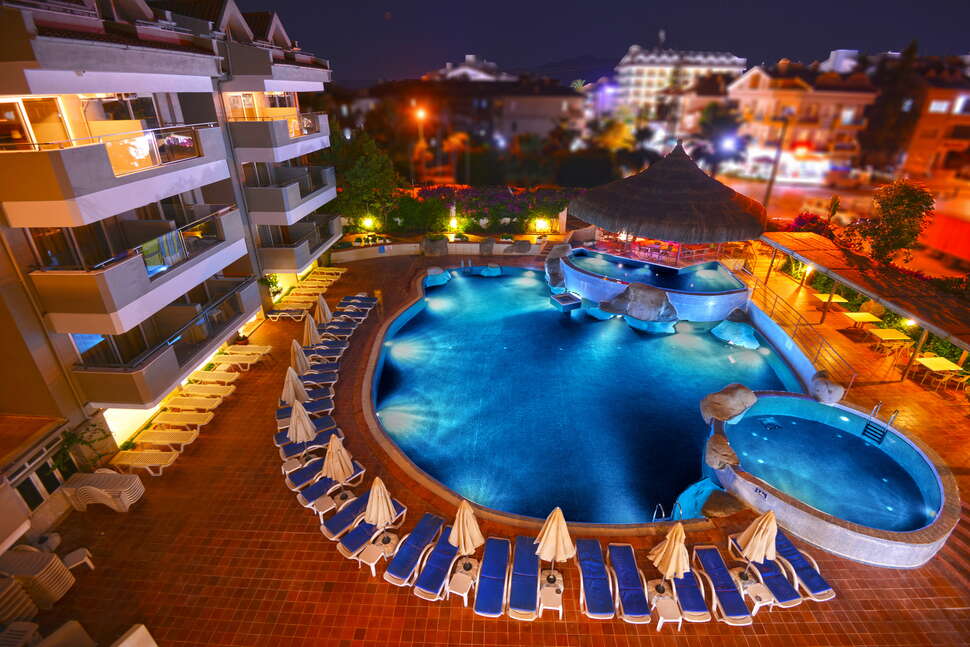 Een foto van het zwembad bij Begonville Hotel