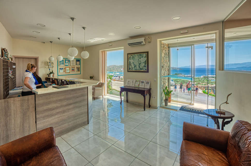 Een foto van het interieur van Elounda Water Park Residence Hotel