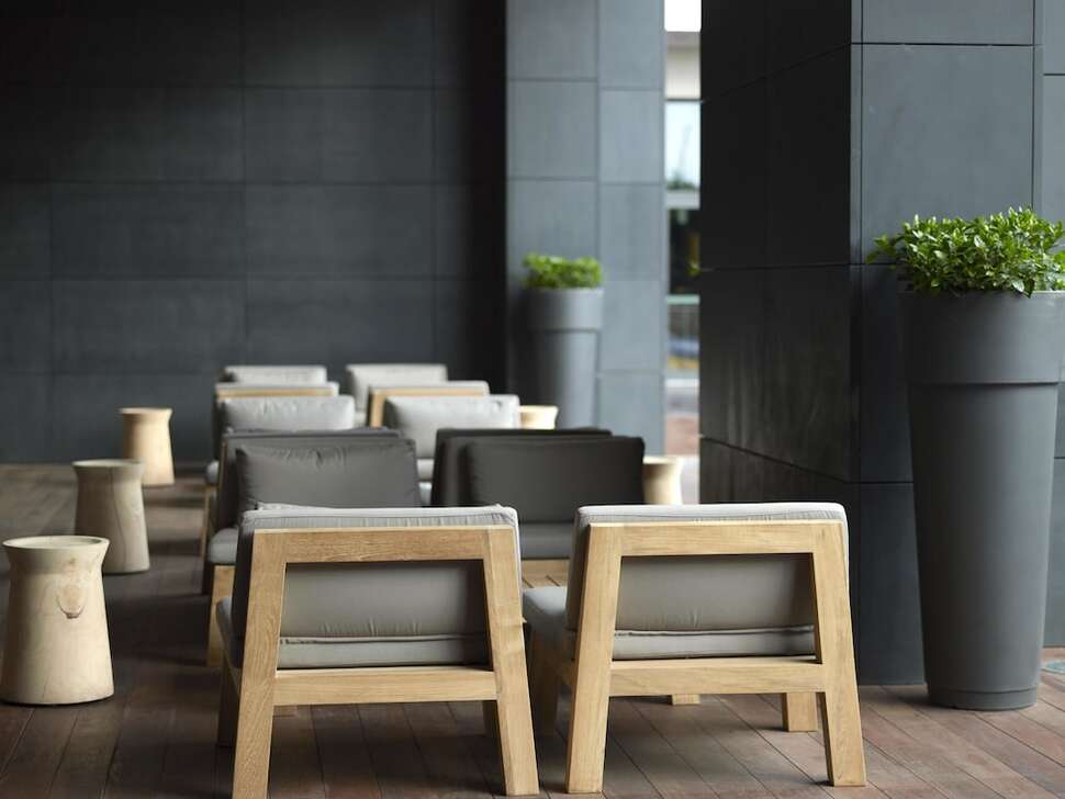 Een foto van het interieur van The Met Hotel