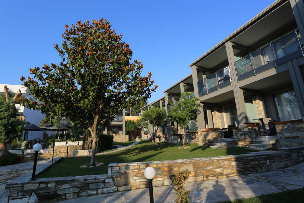 Een foto van de buitenkant van Dionysos Hotel & Studios