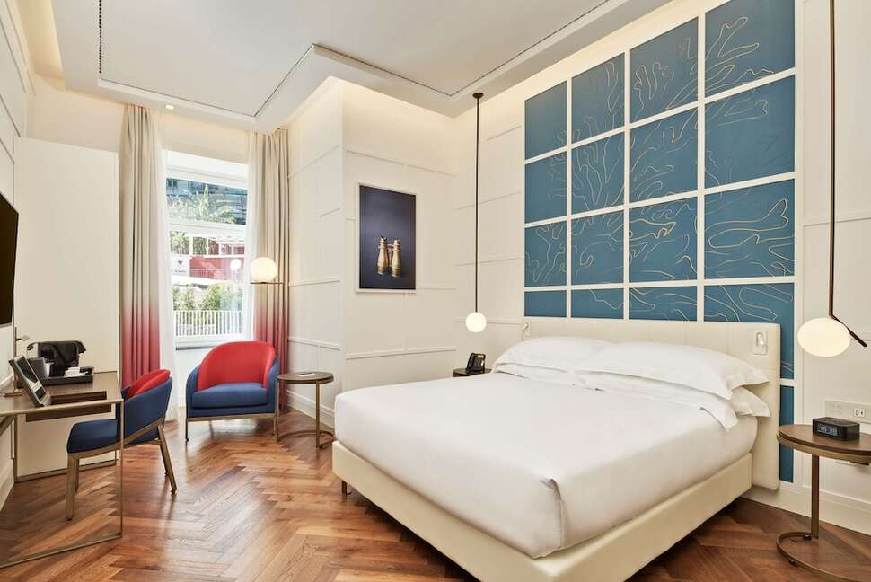 Ein Foto De Bonart Naples Curio Collection by Hilton