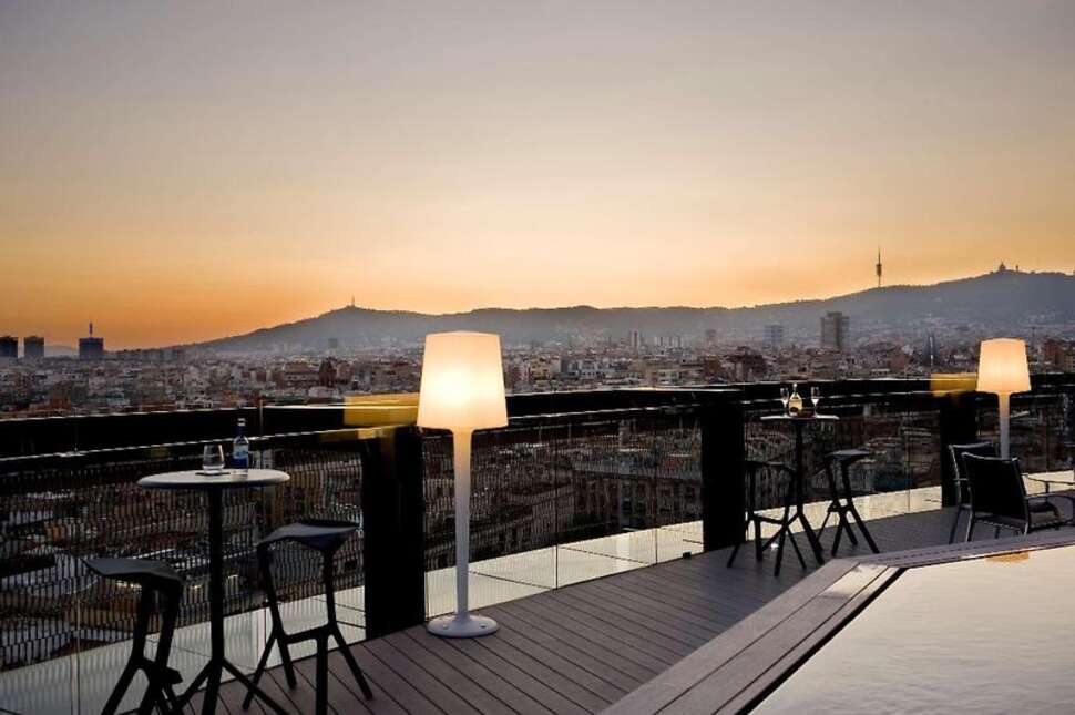 Een foto van het terras bij Barcelo Raval