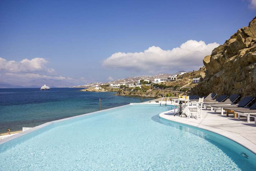 Een foto van het zwembad bij Mykonos Beach Hotel