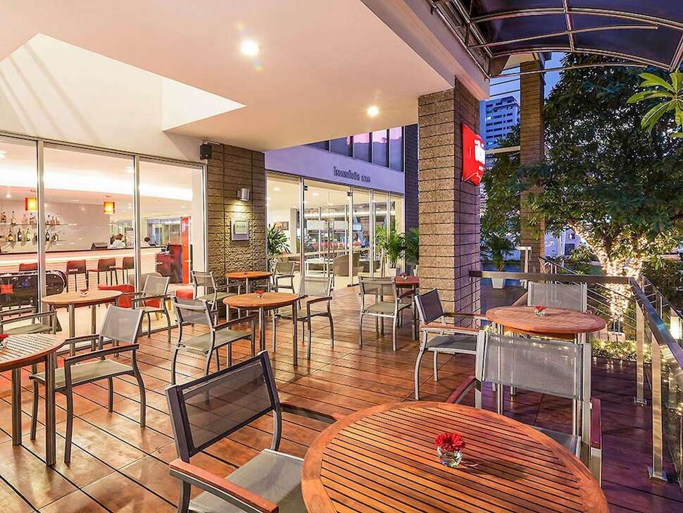 Ein Foto von der Terrasse im Ibis Bangkok Sathorn