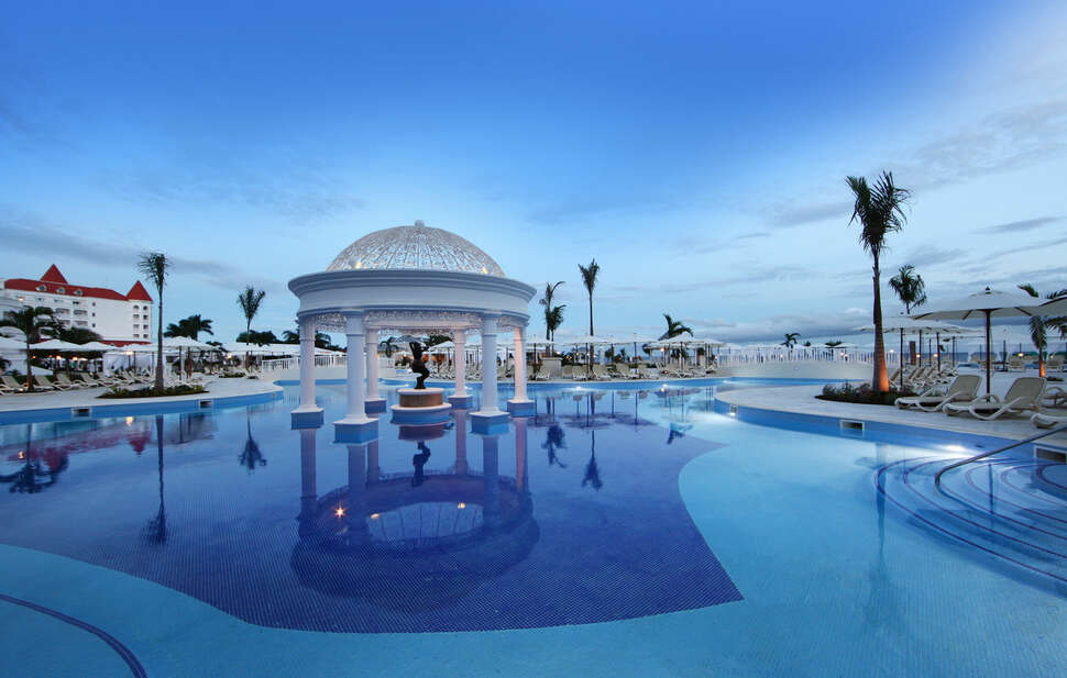 Een foto van het zwembad bij Luxury Bahia Principe Runaway Bay