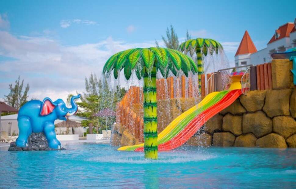 Een foto van het zwembad bij Grand Bahia Principe Jamaica