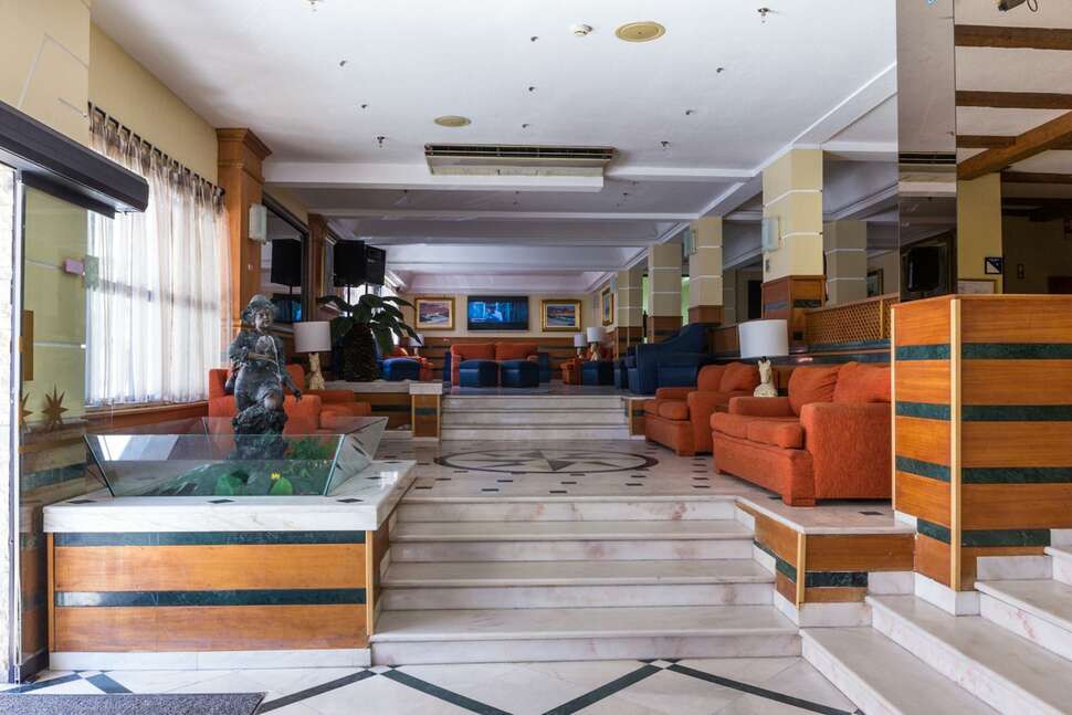 Een foto van het interieur van Baia Beach Hotel
